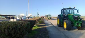 2/2 Cada día aumenta el número de participantes en la tractorada que desde hace más de una semana realizan agricultores de nuestra comarca.
