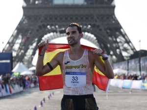 6/09 El atleta Álvaro Martín Uriol llevará la medalla de Extremadura con  responsabilidad
