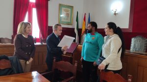 27/11 El Consejero de Infraestructura y Vivienda entrega las llaves de una vivienda pública en Azuaga
