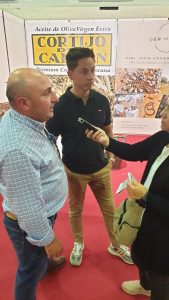 26/05 Nuevos productos locales, aceite y miel,  se presentan en FECSUR. Hablamos con los responsables.