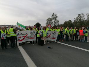 21/03 La Plataforma A-81 corta la N-432 para reclamar la agilización de los trámites necesarios para su conversión en autovía.