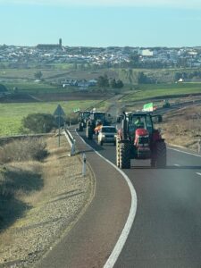 16/1 Los agricultores sacan sus tractores a la carretera para protestar por la situación del campo